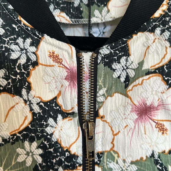 SugarLips bomber jacket NWTS lightweight floral zip up
Size medium - Picture 5 of 11